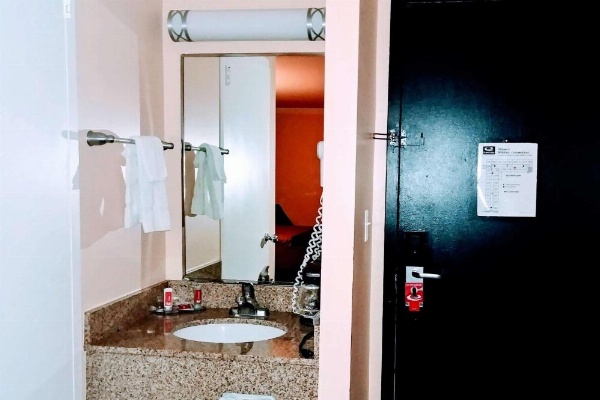 Econo Lodge Milldale-Southington image 19